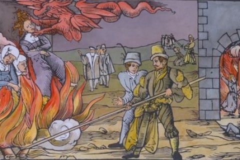 Figuren und Elementen. Auf der linken Seite sind zwei Personen in historischer Kleidung zu sehen, die inmitten von Flammen stehen. Eine Person scheint eine andere Person in den Händen zu halten, die vom Feuer verschlungen wird. Über ihnen ist eine rote, drachenähnliche Gestalt zu sehen, die scheinbar aus den Flammen auftaucht.
In der Bildmitte unterhalten sich zwei Männer. Einer trägt ein weißes Outfit und einen Hut, während der andere in gelber und brauner Kleidung gekleidet ist und eine lange Stange oder einen Speer in der Hand hält. Sie sind vor einer Steinstruktur positioniert, die auf der rechten Seite des Bildes teilweise sichtbar ist.
Auf der rechten Seite, im Inneren des Steinbaus, steht eine weitere Person, möglicherweise ein Mönch oder eine religiöse Figur, in der Nähe eines Feuers. Diese Person trägt einen Bademantel und eine Kapuze und scheint sich um die Flammen zu kümmern.
Im Hintergrund sind mehrere weitere Figuren zu sehen, die in ähnlicher historischer Kleidung gekleidet sind und auf einem Feld stehen oder gehen. Die Szene deutet auf eine Versammlung oder ein Ereignis hin, an dem verschiedene Personen beteiligt sind.