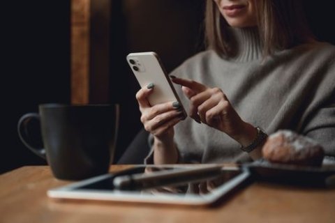 Eine Frau bedient ihr Smartphone