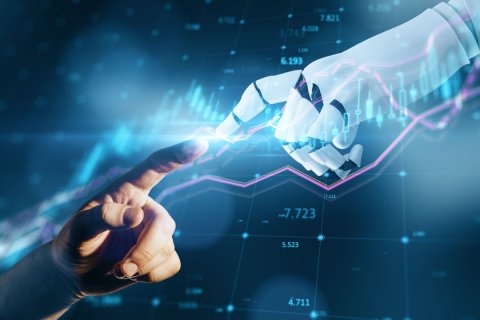 Eine menschliche Hand und eine Roboterhand ber&uuml;hren sich mit den Fingerspitzen, umgeben von digitalen Diagrammen und Zahlen. Das Bild symbolisiert die Verbindung von Mensch und K&uuml;nstlicher Intelligenz.