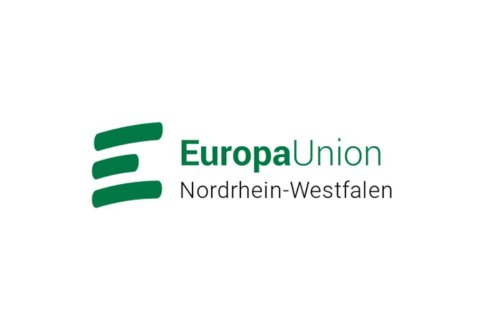 Auf hellem Hintergrund ist ein gr&uuml;nes Logo zu sehen. Links befinden sich drei geschwungene, horizontale Balken in Gr&uuml;n. Rechts daneben steht der Schriftzug &bdquo;EuropaUnion&ldquo; in gr&uuml;ner und grauer Schrift, darunter in kleinerer Schrift &bdquo;Nordrhein-Westfalen&ldquo;. Das Design wirkt modern und reduziert.