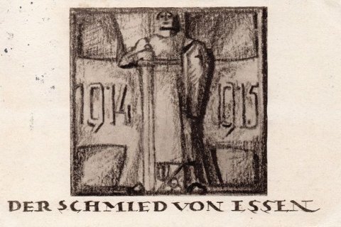 Werbekarte für den Schmied von Essen 1915, Foto Sammlung Robert Welzel Das Bild zeigt eine stilisierte Zeichnung einer aufrecht stehenden Figur, die einen großen Hammer oder ein Werkzeug vor sich hält. Die Figur ist mittig in einem quadratischen Rahmen positioniert. Die Jahreszahlen "1914" und "1915" sind auf beiden Seiten der Figur eingraviert, links "1914" und rechts "1915". Unter dem Bild steht der Text "DER SCHMIED VON ESSEN", was übersetzt "Der Schmied von Essen" bedeutet. Die Figur scheint ein langes Gewand, möglicherweise eine Schürze, zu tragen und hat einen robusten, muskulösen Körperbau. Der Hintergrund innerhalb des quadratischen Rahmens ist schattiert, was einen Kontrast zur Figur und den Inschriften bildet.