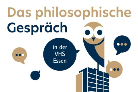 Oben auf dem Bild ist der Text "Das philosophische Gespräch" prominent zu sehen. Unter diesem Text befindet sich eine Illustration einer Eule, die auf einem Gebäude sitzt. Die Eule ist mit großen, kreisförmigen Augen und einem Schnabel stilisiert und befindet sich auf der rechten Seite des Bildes. Um die Eule herum befinden sich mehrere Sprechblasen, die jeweils drei Punkte enthalten, die ein Gespräch oder einen Dialog anzeigen. Eine der Sprechblasen, die sich links neben der Eule befindet, enthält den Text "in der VHS Essen", der auf einen Ort oder Veranstaltungsort hinweist. Das Gebäude unter der Eule ist mit einem gitterartigen Muster dargestellt, das Fenster oder Stockwerke darstellt.
