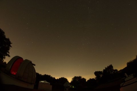 Der Sternenhimmel &uuml;ber dem Gel&auml;nde der Walter-Hohmann-Sternwarte in Essen-Schuir.