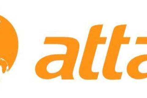 Logo des globalisierungskritischen Netzwerks Attac. Links ein oranger Kreis, in dem eine wei&szlig;e, schr&auml;g gestellte Ziffer oder ein stilisiertes Prozentzeichen liegt; zwei kleine Weltkugeln in Orange-Wei&szlig; bilden dessen Punkte. Rechts daneben der Schriftzug &bdquo;attac&ldquo; in kr&auml;ftigem Orange, kursiv geneigt, in runder, kleingeschriebener Schrift auf wei&szlig;em Grund.