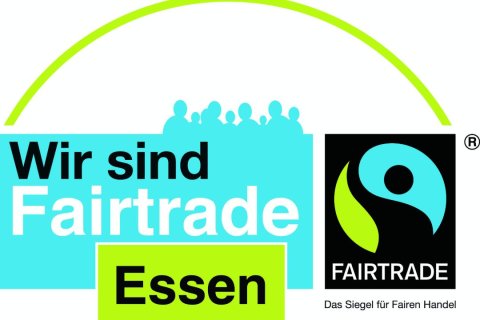 Grafik mit dem Schriftzug &bdquo;Wir sind Fairtrade Essen&ldquo;. Links steht der Text auf t&uuml;rkisfarbenem Hintergrund, &bdquo;Essen&ldquo; erscheint schwarz auf hellgr&uuml;nem Feld. Oben deutet ein gr&uuml;ner Bogen eine Stadtsilhouette an. Rechts ist das Fairtrade-Siegel in Schwarz, T&uuml;rkis und Gr&uuml;n mit dem Zusatz &bdquo;Das Siegel f&uuml;r Fairen Handel&ldquo;.