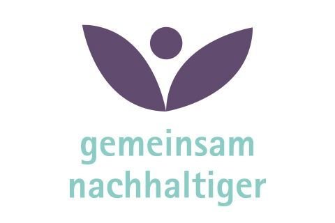 Logo mit einem stilisierten Symbol aus zwei lilafarbenen Blattformen und einem Punkt in der Mitte, das eine Person oder ein aufbl&uuml;hendes Motiv darstellt. Darunter steht in hellgr&uuml;ner Schrift der Schriftzug "gemeinsam nachhaltiger".
